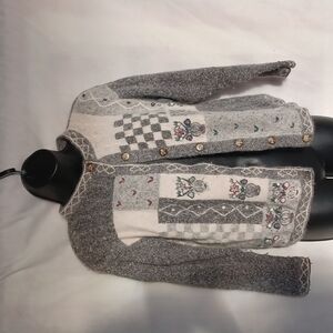 ID distinctions vintage gray silk/angora blend sweater w/embroidered flowers M